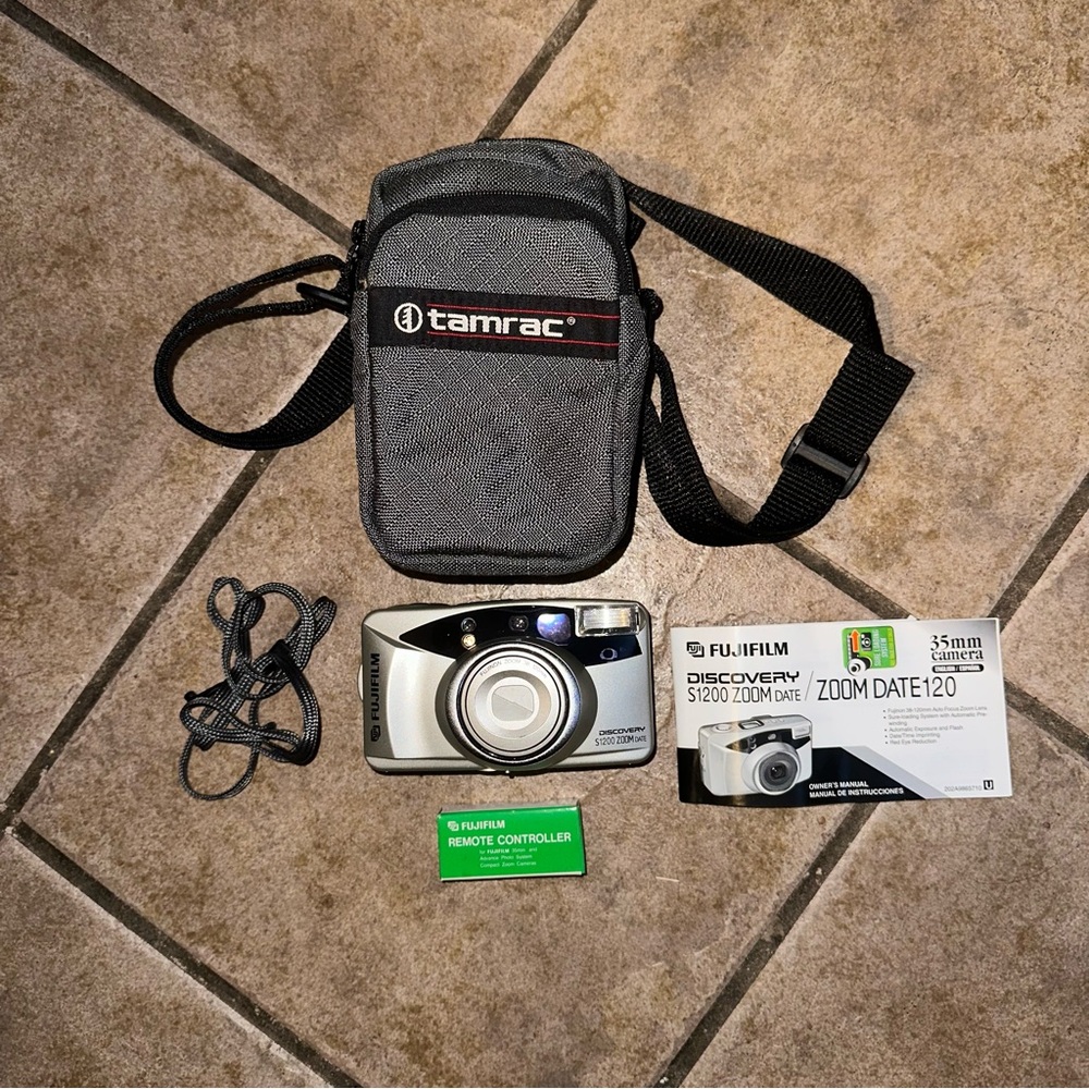 Fujifilm S1200 Discovery Zoom Date 120 35mm Point Shoot, Brand New Remote, Case